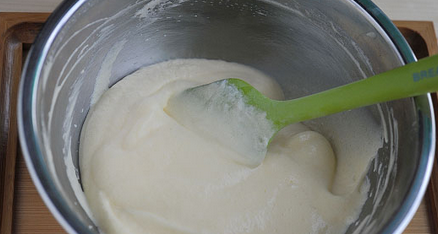 舒芙蕾蛋糕,把步骤6的蛋白糊，分三次加入步骤5的蛋黄糊中，自上而下切拌均匀。