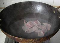 韭黄炒腰花,锅中水开放入猪腰焯一下血水捞出。