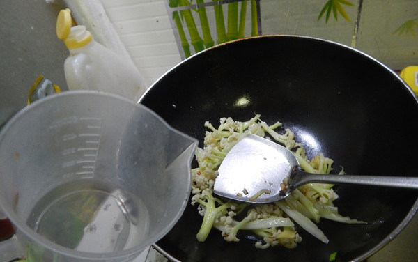 清炒有机花菜,翻炒匀后加入水在炒一会