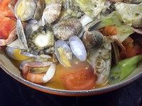 沙姜海鲜锅,盖锅盖后开始计时10分钟，中火，不加水，不用担心煮干，看海鲜自然会煮出汤汁。