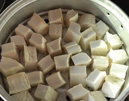 湖南自制霉豆腐,把豆腐切成大小合适的块，摆放在蒸屉里，再盖上纱布，放温暖的地方让它发霉