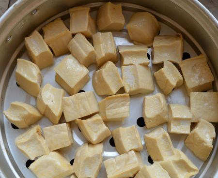 湖南自制霉豆腐,约一星期，豆腐表面变成黄色，而且有一层粘液这样就好了，假如是黑色的就是不行了