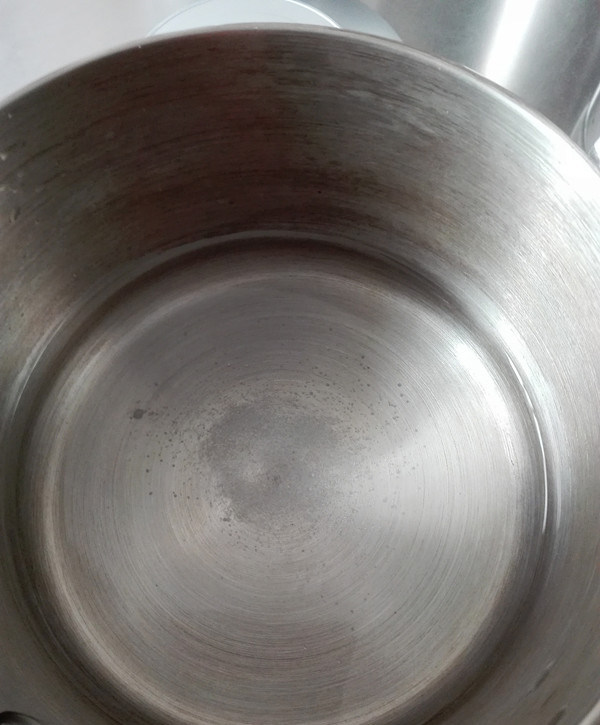 云南稀豆粉,余下的450克清水、盐2克倒入小锅里