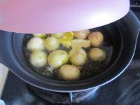 肉汁小土豆,盖上锅盖， 注意要留有小空隙， 以免汤煮溢出来