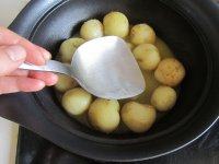 肉汁小土豆,小火煮上二十分钟，关火， 用铲将土豆按压， 让其裂开