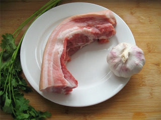蒜泥白肉,主料五花肉约500g清洗干净。