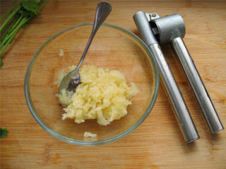 蒜泥白肉,准备大蒜用压蒜器压成蒜泥。