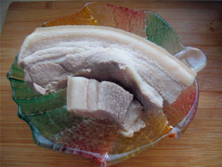 蒜泥白肉,将煮好的五花肉捞出晾凉。