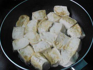 海鲜豆腐煲,放油锅里煎至两面微金黄；