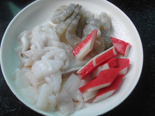 海鲜豆腐煲,鲜虾去壳去虾肠虾线；鱿鱼治净切花刀后切小块；蟹枊切段；
