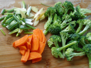 海鲜豆腐煲,西兰花切小朵；胡萝卜去皮切片；姜切小片葱切小段；