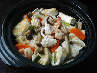 海鲜豆腐煲,把材料转入锅煲，倒入鸡汤，小火煲10分钟；