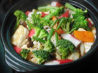 海鲜豆腐煲,然后加上西兰花、蟹枊和葱，再盖上煲2分钟就可以了。