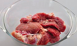 蜜汁猪肉脯,将猪腿肉洗净，彻底沥干水份。去皮，剔去筋膜。