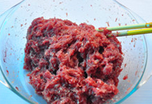 蜜汁猪肉脯,用筷子将所有材料混合后，顺时针方向搅拌至内起胶。
