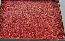 蜜汁猪肉脯,在肉糜的表面铺上一张保鲜膜，用擀面杖将肉糜擀成薄厚均匀的片状。