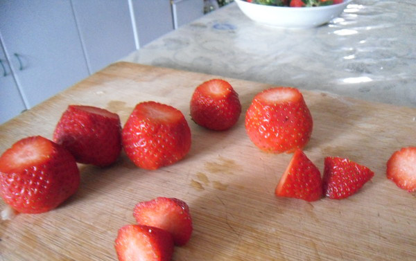 奶油草莓,把草莓从三分之一出切断，一分两半