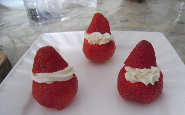 奶油草莓,把另一半草莓放在上面