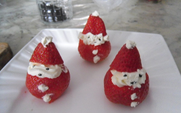 奶油草莓,用<a style='color:red;display:inline-block;' href='/shicai/ 668'>黑芝麻</a>做成眼睛、嘴，再用奶油点缀帽子、衣扣