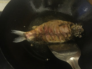 红烧鲫鱼,鱼多炸一会味道比较香，差不多了就翻面吧。