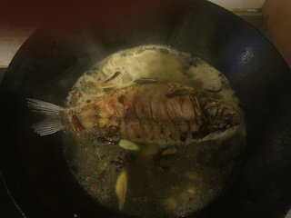 红烧鲫鱼,放入适量温水，大火烧开后，小火慢炖。