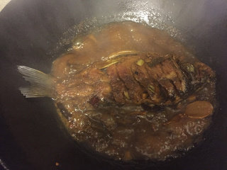 红烧鲫鱼,大火收汁，汤已变的粘稠。准备出锅吧。