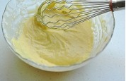 酸奶戚风蛋糕卷,用打蛋器画Z字，搅拌成蛋黄糊。速度要快，不要画圈搅拌，以免面粉出筋。