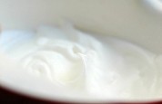 酸奶戚风蛋糕卷,分三次加入细砂糖，将蛋清打发至温性发泡偏硬一点点，提起打蛋器能拉出一个小弯钩的状态。