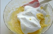 酸奶戚风蛋糕卷,取三分之一打发的蛋白放入之前的蛋黄糊中，用刮刀翻拌均匀。