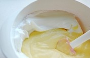 酸奶戚风蛋糕卷,将上一步搅拌好的蛋糕糊倒回打发的蛋清中，继续用刮刀翻拌均匀。