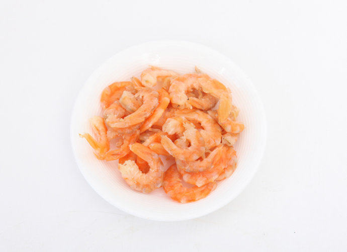 开洋冬瓜 ,虾干变软剥壳十分容易，取虾仁备用。