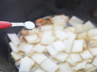 开洋冬瓜 ,冬瓜入锅，加清水，盐，大火烧开后盖上锅盖，转小火焖10分钟、收汁后即可出锅。