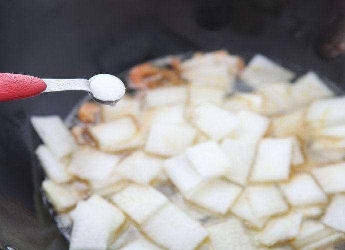 开洋冬瓜 ,冬瓜入锅，加清水，盐，大火烧开后盖上锅盖，转小火焖10分钟、收汁后即可出锅。