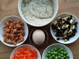 电饭锅什锦焖饭,干香菇提前泡发后切小丁，火腿、胡萝卜切小丁、大米淘洗一遍。