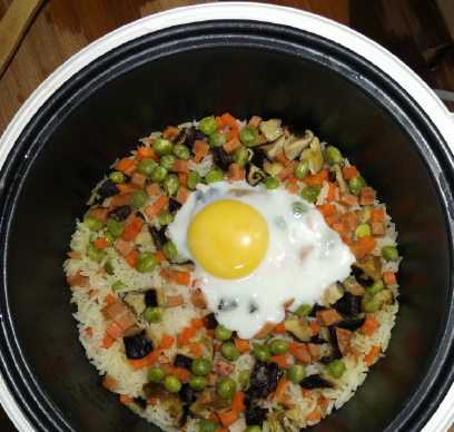电饭锅什锦焖饭,出锅前，取出鸡蛋（鸡蛋可以撒点盐和胡椒粉），把饭和蔬菜拌匀。