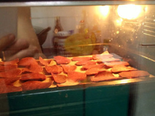 香脆烤紫薯片,放进预热的烤箱，160度烘烤15-25分钟，具体时间视薯片的厚薄而定，我的就烤了20多分钟。