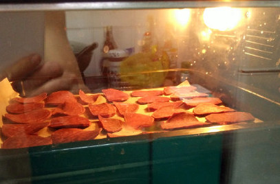 香脆烤紫薯片,放进预热的烤箱，160度烘烤15-25分钟，具体时间视薯片的厚薄而定，我的就烤了20多分钟。