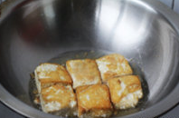 台湾麻辣臭豆腐,热锅放入适量葵花籽油或豆油，中火烧至5成热（大概150度），就是手放在锅面上感觉到明显有热气时，此时先将臭豆腐放入两面慢慢煎至金黄，然后盛出。