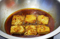 台湾麻辣臭豆腐,最后将煎至金黄色的臭豆腐放入麻辣锅底中煮开，小火焖煮15分钟至入味。