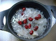 冰糖雪耳龟苓膏,锅中放清水，放入银耳和红枣。