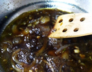 黑椒牛仔骨,煮开后，转小火再煮5-6分钟，收浓汤汁，即是黑椒汁。