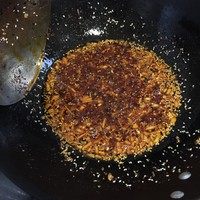灯影牛肉,放入全部的豆瓣酱和姜末，一半的蒜末，炒香后离火放入辣椒粉，根据自己的吃辣量而定哈，小火炒出红油，放入另一半的蒜末