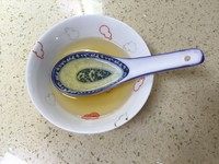 日式腌柠檬苦瓜片,普通匙羹2勺果醋、4勺味淋，再加一小勺盐（约2.5ml），搅拌直到盐溶化。