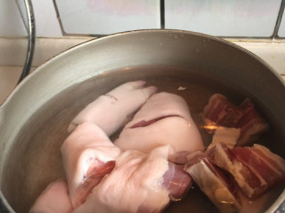 冬笋猪蹄汤,猪蹄处理干净后和咸肉一起焯水