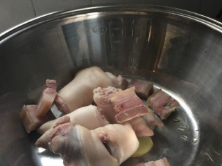 冬笋猪蹄汤,自动锅里先加料酒、姜片、葱段，再放入猪蹄和咸肉