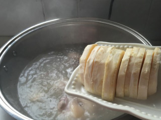 冬笋猪蹄汤,开锅后，加入冬笋片继续炖煮
