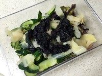 京都风紫苏渍物,初腌好的蔬菜挤干水分，加入混合好的紫苏调味料，用手捞匀。
