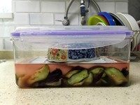 京都风紫苏渍物,依旧是加压封存在冰箱冷藏12小时即可食用，存放2-3天，蔬菜会逐渐被染红，此腌菜可存放时间大约为一周。