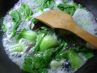 青菜圆蛤汤,接着，加入一些清水煮开、煮至圆蛤开口。