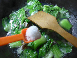 青菜圆蛤汤,然后，加适量的盐。
